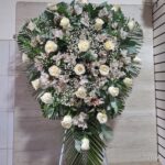 Lágrima fúnebre de rosas blancas y astromelias rosadas con parante – Siempre Viva Florería en Jesús María y Pueblo Libre