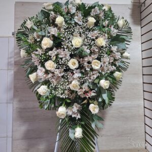 Lágrima fúnebre de rosas blancas y astromelias rosadas con parante – Siempre Viva Florería en Jesús María y Pueblo Libre