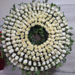 Corona fúnebre de rosas blancas en doble aro con parante de aluminio – Siempre Viva Florería en Jesús María y Pueblo Libre