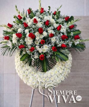 Corona Grande de Rosas Rojas, Pompones y Fino Follaje