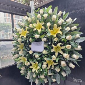 Corona fúnebre de rosas blancas y liliums amarillos con parante de aluminio – Siempre Viva Florería en Jesús María y Pueblo Libre