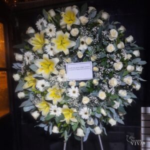 Corona fúnebre de liliums amarillos, gerberas y rosas blancas con parante – Siempre Viva Florería en Jesús María y Pueblo Libre