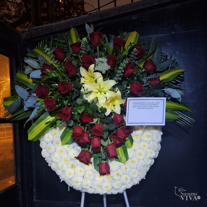 Corona fúnebre de pompones blancos con rosas rojas y liliums con parante – Siempre Viva Florería en Jesús María y Pueblo Libre