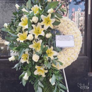Arreglo fúnebre media luna de pompones blancos y liliums amarillos con parante – Siempre Viva Florería en Jesús María y Pueblo Libre