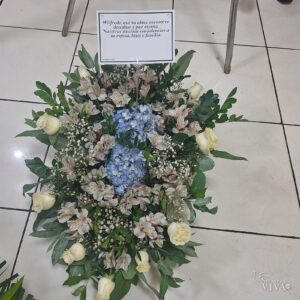 Arreglo fúnebre de piso con hortensia celeste y rosas blancas – Siempre Viva Florería en Jesús María y Pueblo Libre