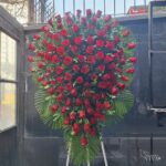 Lágrima fúnebre premium de rosas rojas con parante de aluminio – Siempre Viva Florería en Jesús María y Pueblo Libre