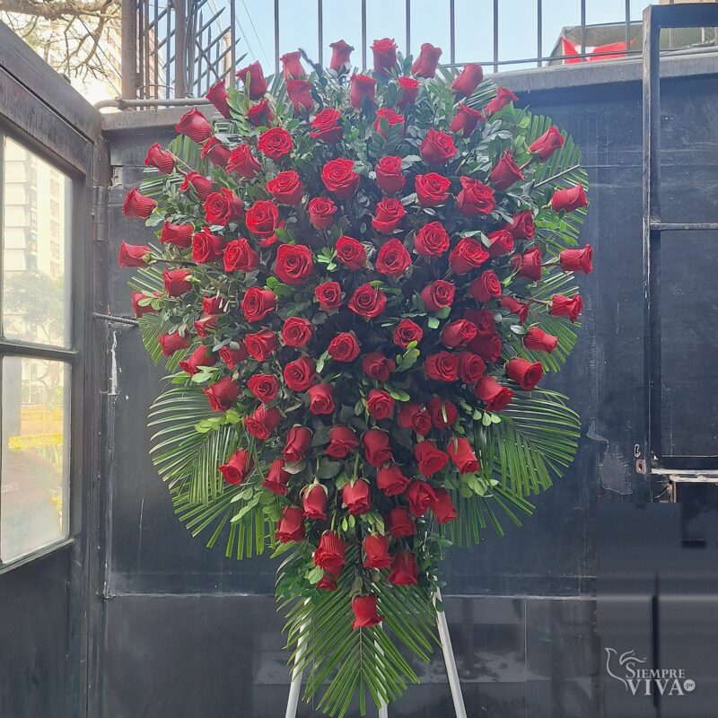 Lágrima fúnebre premium de rosas rojas con parante de aluminio – Siempre Viva Florería en Jesús María y Pueblo Libre