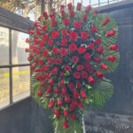 Lágrima fúnebre de rosas rojas con palmeras y parante – Siempre Viva Florería en Jesús María y Pueblo Libre