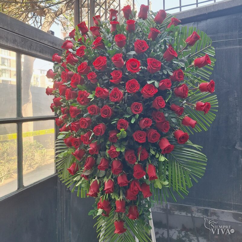 Lágrima fúnebre de rosas rojas con palmeras y parante – Siempre Viva Florería en Jesús María y Pueblo Libre